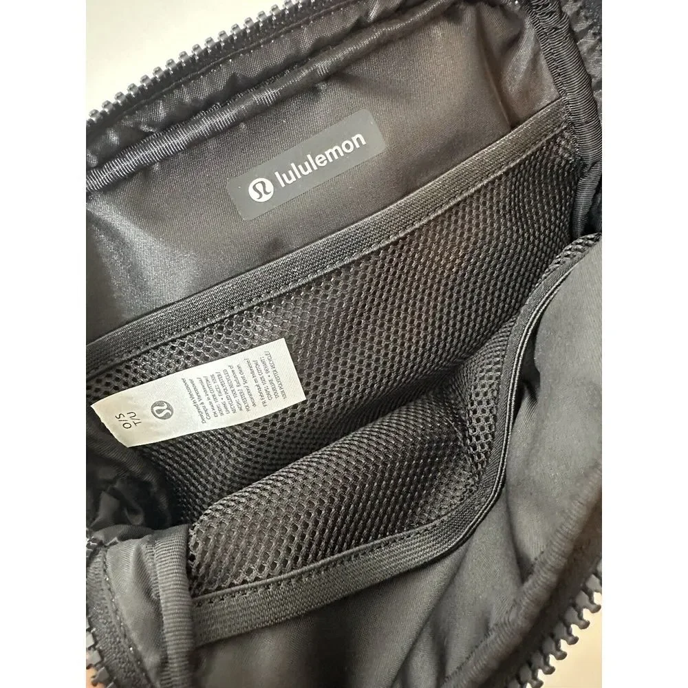 NWT LULULEMON Everywhere Crossbody Belt Bag Shoulder Nat/Black  One Size‎